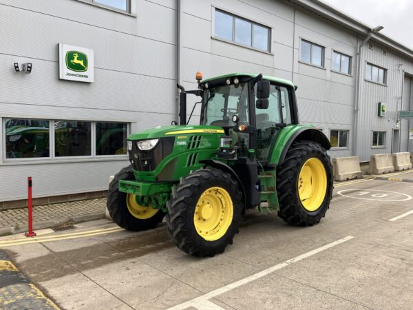 John Deere 6120M tracto